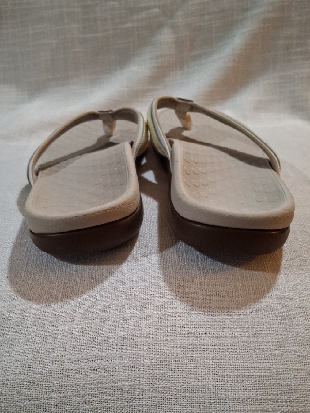 Vionic Beige Sandal Thong with Pale Yellow Straps Size 8 - Picture 4 of 10